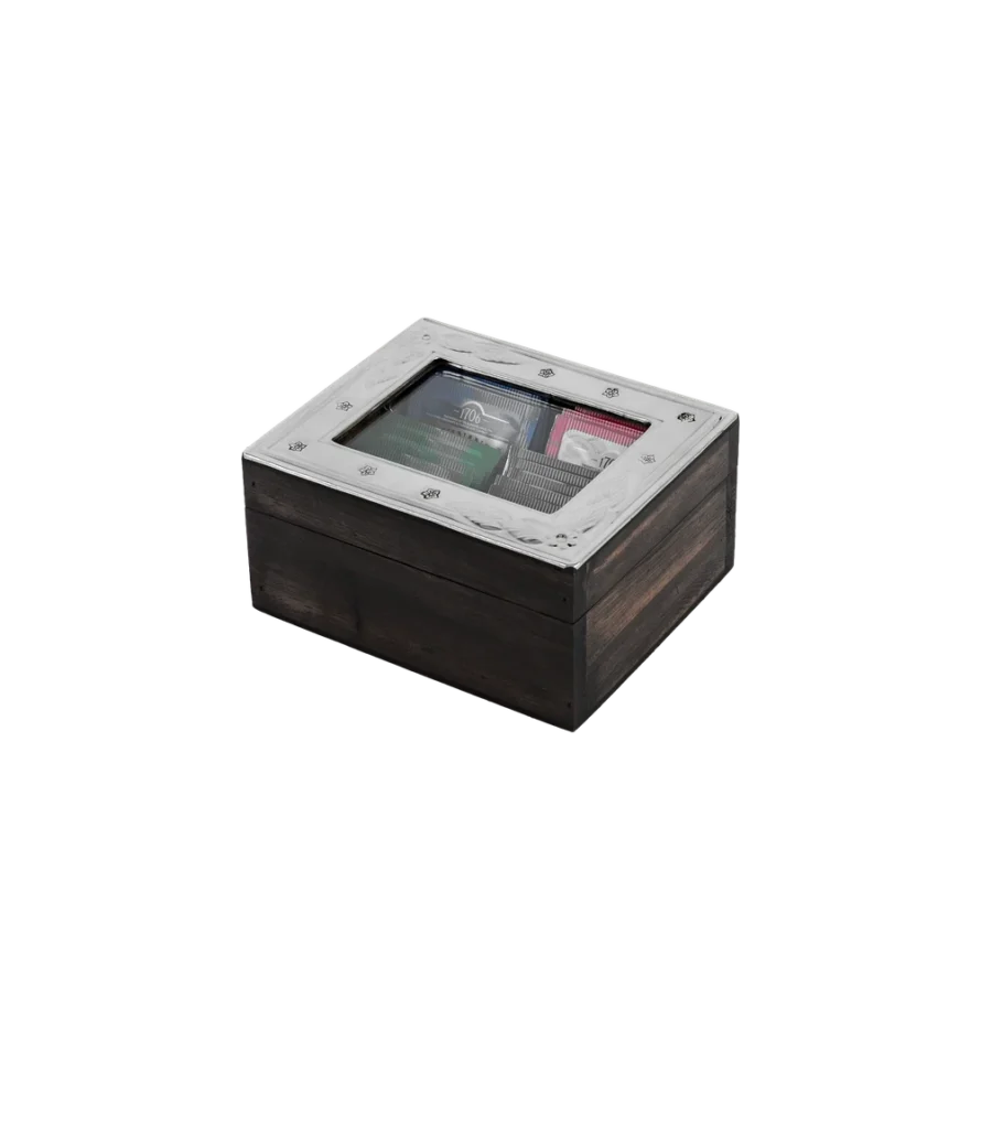 Caja de té Cuzco de 4 divisiones, de madera con tapa de alpaca repujada y ventana de vidrio, con saquitos de té
