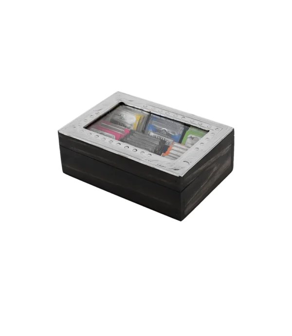 Caja de té Cuzco de 6 divisiones cerrada, con los saquitos de té a la vista bajo el vidrio de la tapa