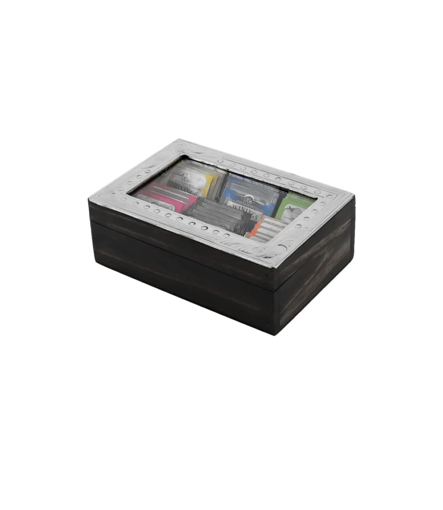 Caja de té Cuzco de 6 divisiones cerrada, con los saquitos de té a la vista bajo el vidrio de la tapa