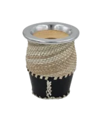 Mate camionero de tiento trenzado con virola de aluminio lisa y base de cuero negro cosida con tiento