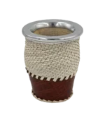 Mate camionero de tiento trenzado con virola de aluminio lisa y base de cuero marrón símil cocodrilo