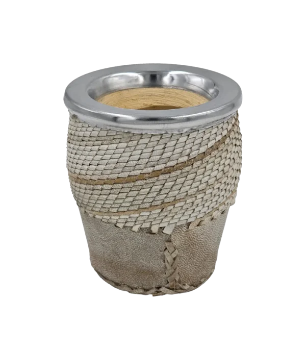 Mate camionero de tiento trenzado con virola de aluminio lisa y base de cuero lonja cosida con tiento