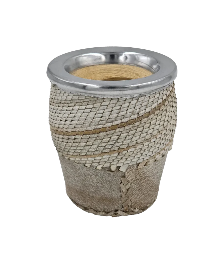 Mate camionero de tiento trenzado con virola de aluminio lisa y base de cuero lonja cosida con tiento