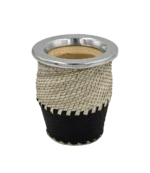 Mate camionero de tiento trenzado con virola de aluminio lisa y base de cuero negro texturado