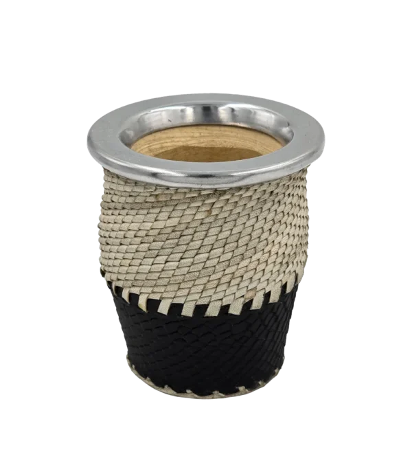 Mate camionero de tiento trenzado con virola de aluminio lisa y base de cuero negro texturado