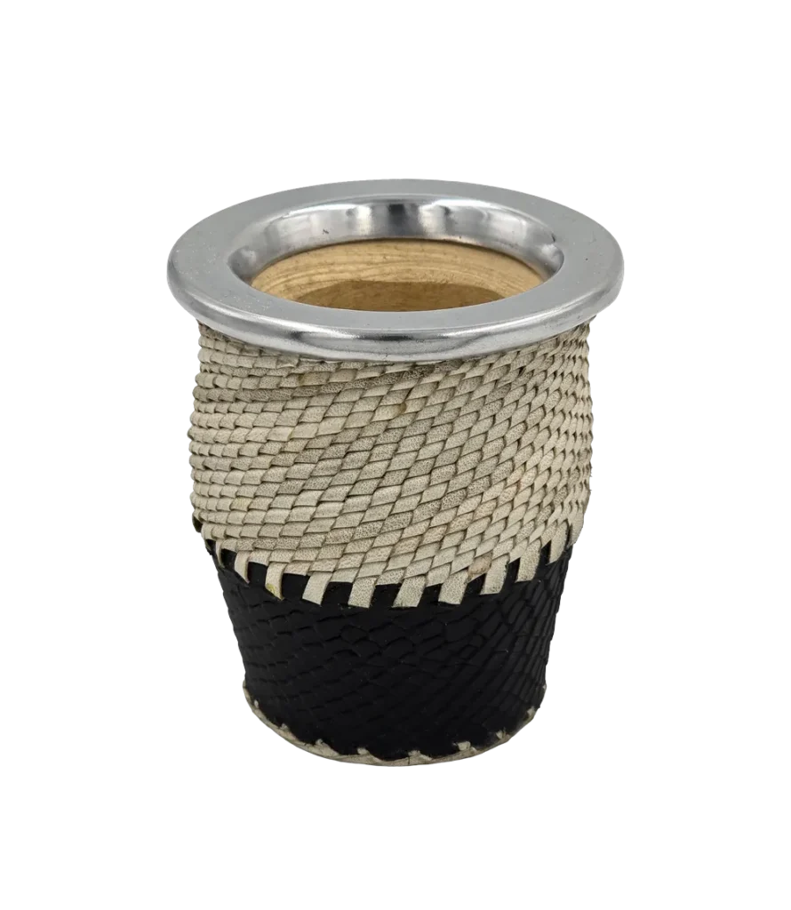 Mate camionero de tiento trenzado con virola de aluminio lisa y base de cuero negro texturado