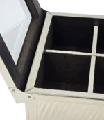 Detalle del interior de la caja de té Alto Perú de 4 divisiones, con los compartimientos y la bisagra