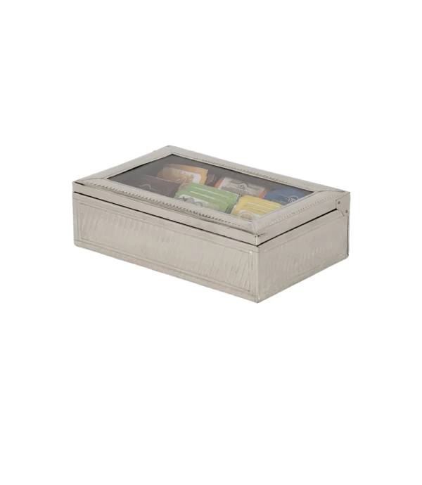 Caja de té Alto Perú de 6 divisiones revestida en alpaca repujada, con tapa de vidrio y saquitos de té a la vista