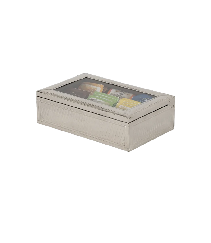 Caja de té Alto Perú de 6 divisiones revestida en alpaca repujada, con tapa de vidrio y saquitos de té a la vista