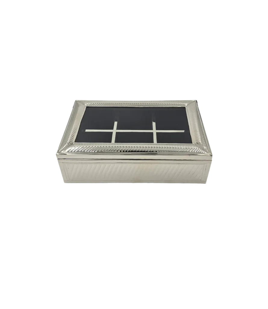 Caja de té Alto Perú de 6 divisiones de frente, revestida en alpaca repujada con tapa de vidrio