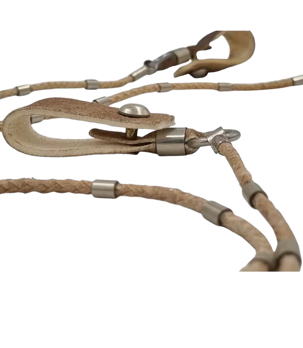 Cuentaganados de 8 tientos trenzados con presillas de cuero crudo.