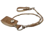 Cuentaganados de 8 tientos trenzados con presillas de cuero crudo.