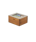 Caja de té Haras de 4 divisiones cerrada, con los saquitos de té a la vista bajo el vidrio de la tapa