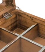 Detalle de la caja de té Haras abierta, con la bisagra, la cadenita que sostiene la tapa y las divisiones interiores