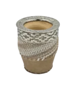 Mate imperial de tiento con virola de alpaca cincelada, fleje con guarda pampa y base de cuero lonja