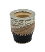 Mate imperial de tiento con virola de alpaca cincelada, fleje con guarda de rombos y base de cuero negro