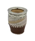Mate imperial de tiento con virola de alpaca cincelada, fleje floral y base de cuero marrón