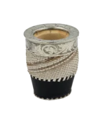 Mate imperial de tiento con virola de alpaca cincelada, fleje con arabescos y base de cuero negro