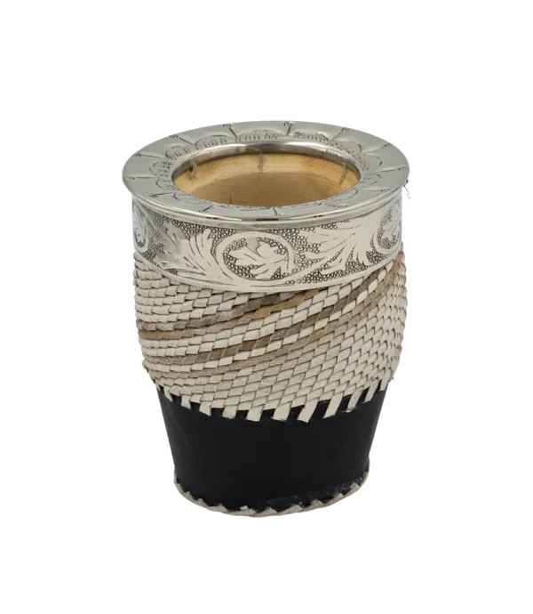 Mate imperial de tiento con virola de alpaca cincelada, fleje con arabescos y base de cuero negro