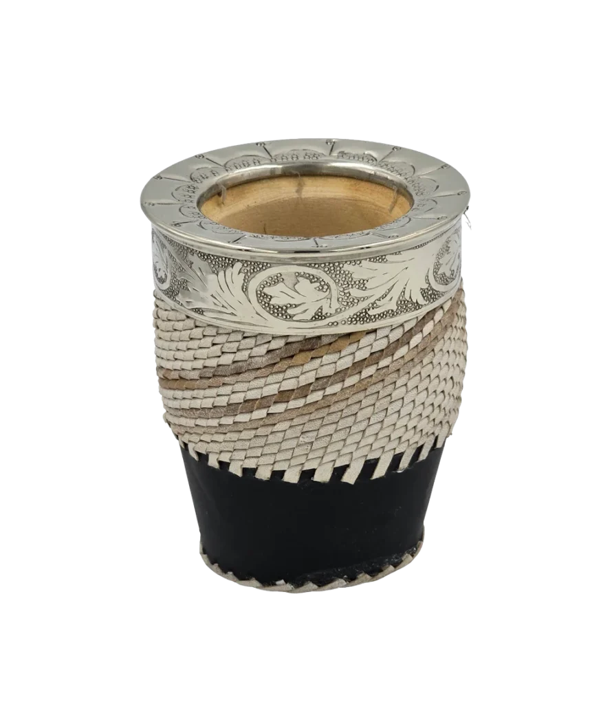 Mate imperial de tiento con virola de alpaca cincelada, fleje con arabescos y base de cuero negro