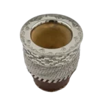 Mate imperial de tiento visto desde arriba, con el cincelado de la virola de alpaca y el fleje con guarda pampa