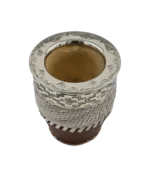 Mate imperial de tiento visto desde arriba, con el cincelado de la virola de alpaca y el fleje con guarda pampa
