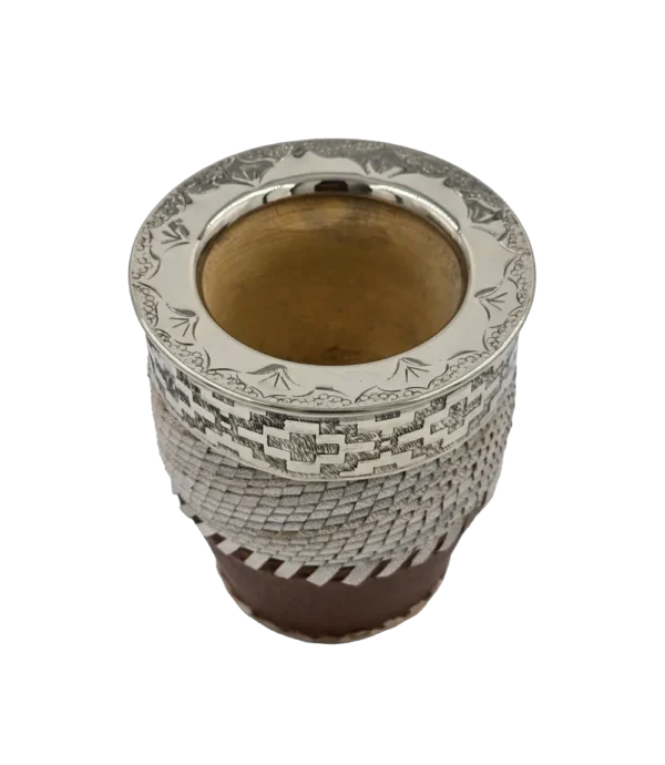 Mate imperial de tiento visto desde arriba, con el cincelado de la virola de alpaca y el fleje con guarda pampa