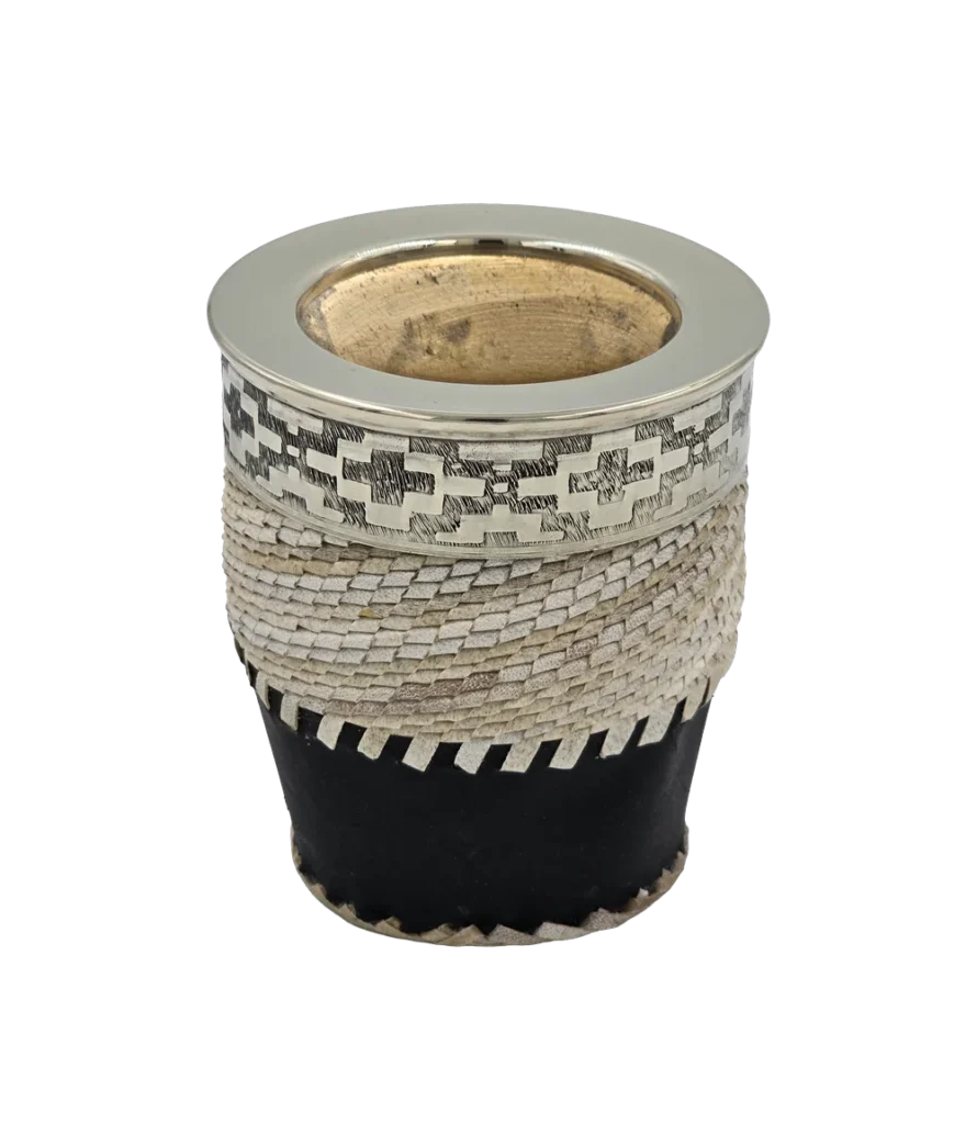 Mate imperial de tiento con virola de alpaca lisa, fleje con guarda pampa y base de cuero negro