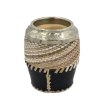 Mate torpedo de tiento trenzado con virola de alpaca cincelada y base de cuero negro cosida con tiento