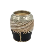 Mate torpedo de tiento trenzado con virola de alpaca cincelada y base de cuero negro cosida con tiento