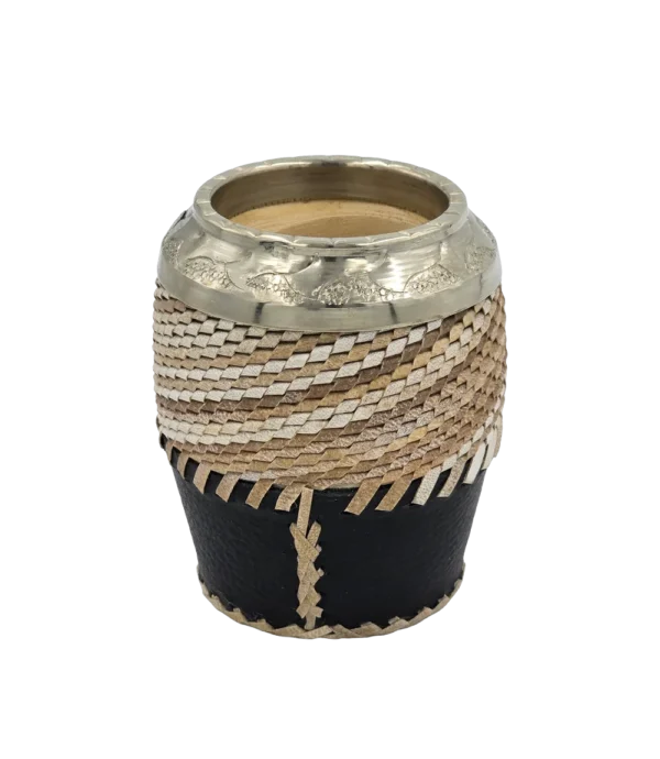 Mate torpedo de tiento trenzado con virola de alpaca cincelada y base de cuero negro cosida con tiento