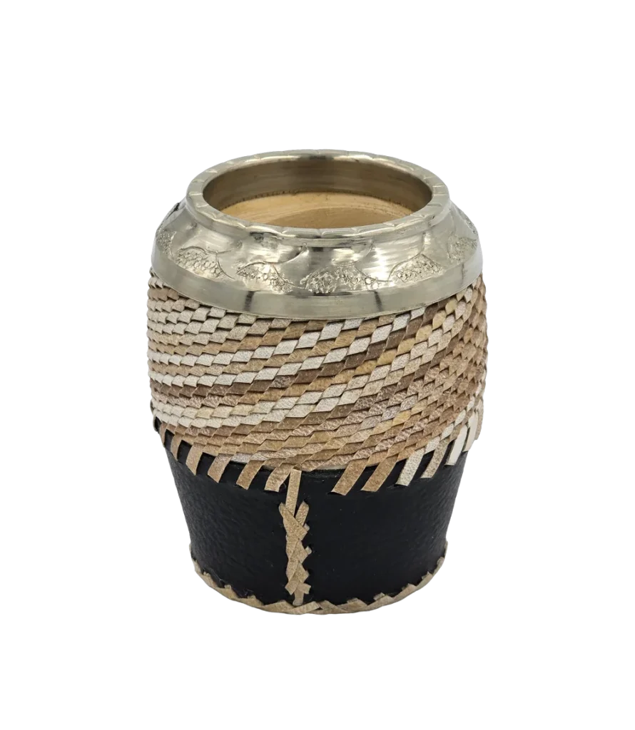 Mate torpedo de tiento trenzado con virola de alpaca cincelada y base de cuero negro cosida con tiento