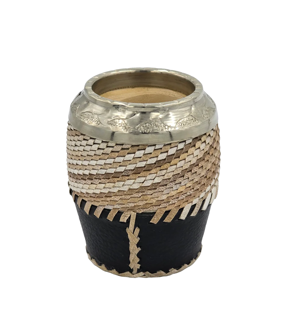mate-torpedo-tiento-virola-alpaca-cincelada-01 Mate torpedo de tiento trenzado con virola de alpaca cincelada y base de cuero negro cosida con tiento