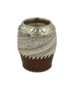 Mate torpedo de tiento trenzado con virola de alpaca cincelada y base de cuero marrón