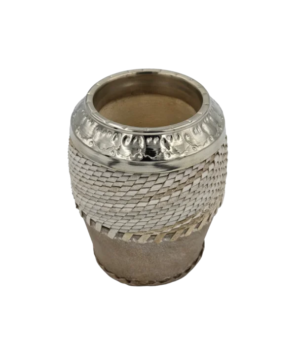 Mate torpedo de tiento trenzado con virola de alpaca cincelada y base de cuero lonja