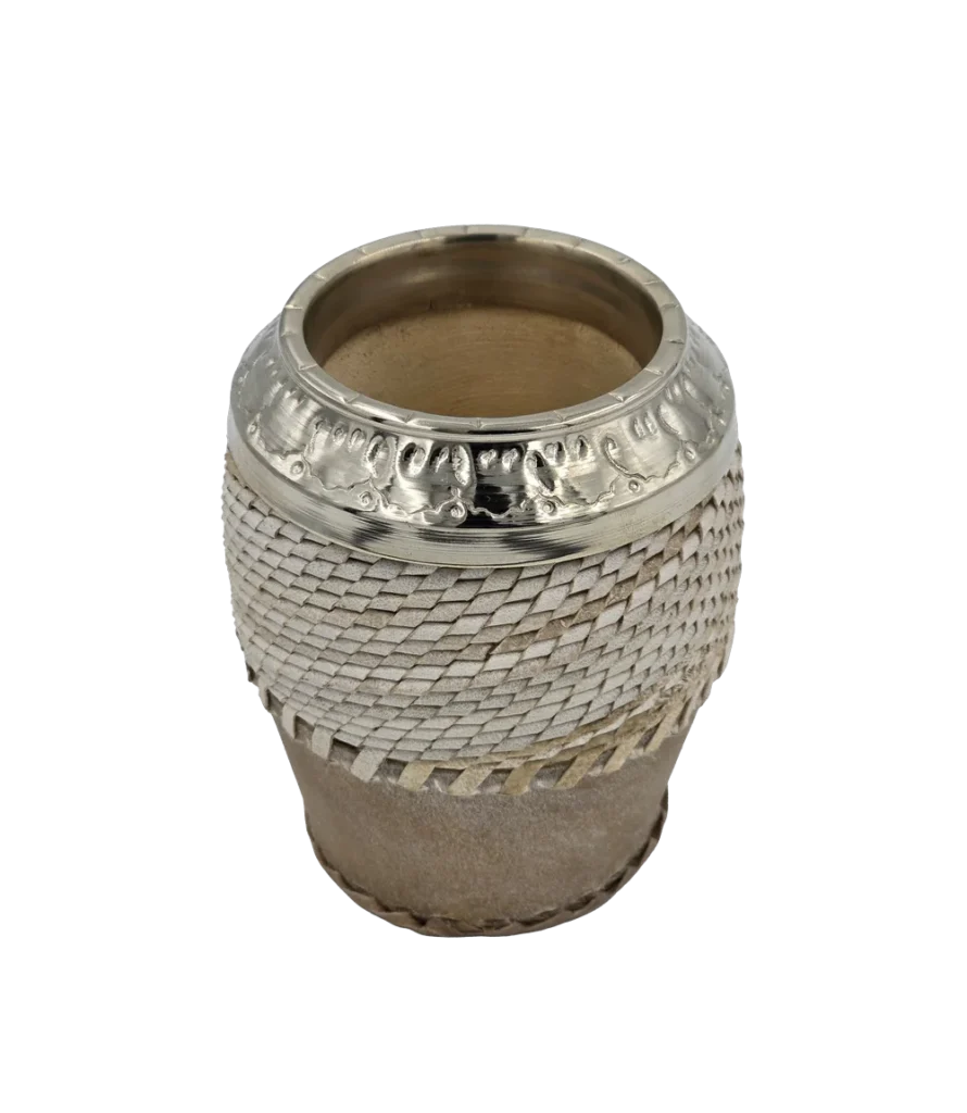 Mate torpedo de tiento trenzado con virola de alpaca cincelada y base de cuero lonja